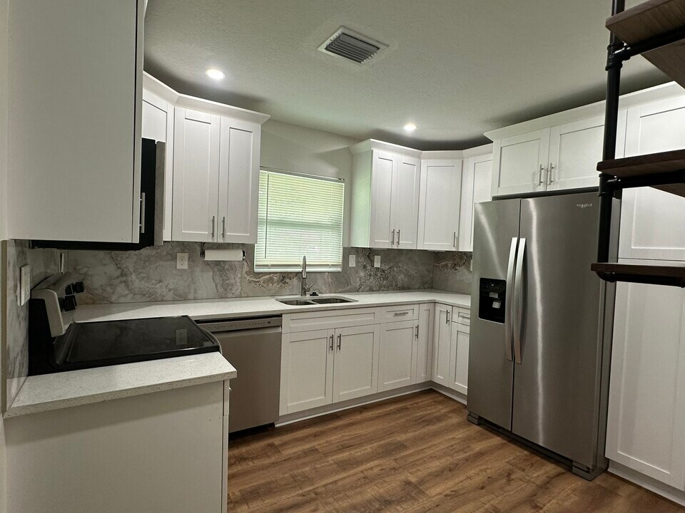 5932 Mckee Lake Dr N in St. Petersburg, FL - Building Photo
