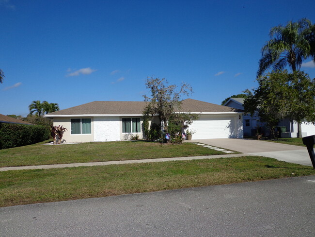 13953 Geranium Pl in Wellington, FL - Building Photo - Building Photo