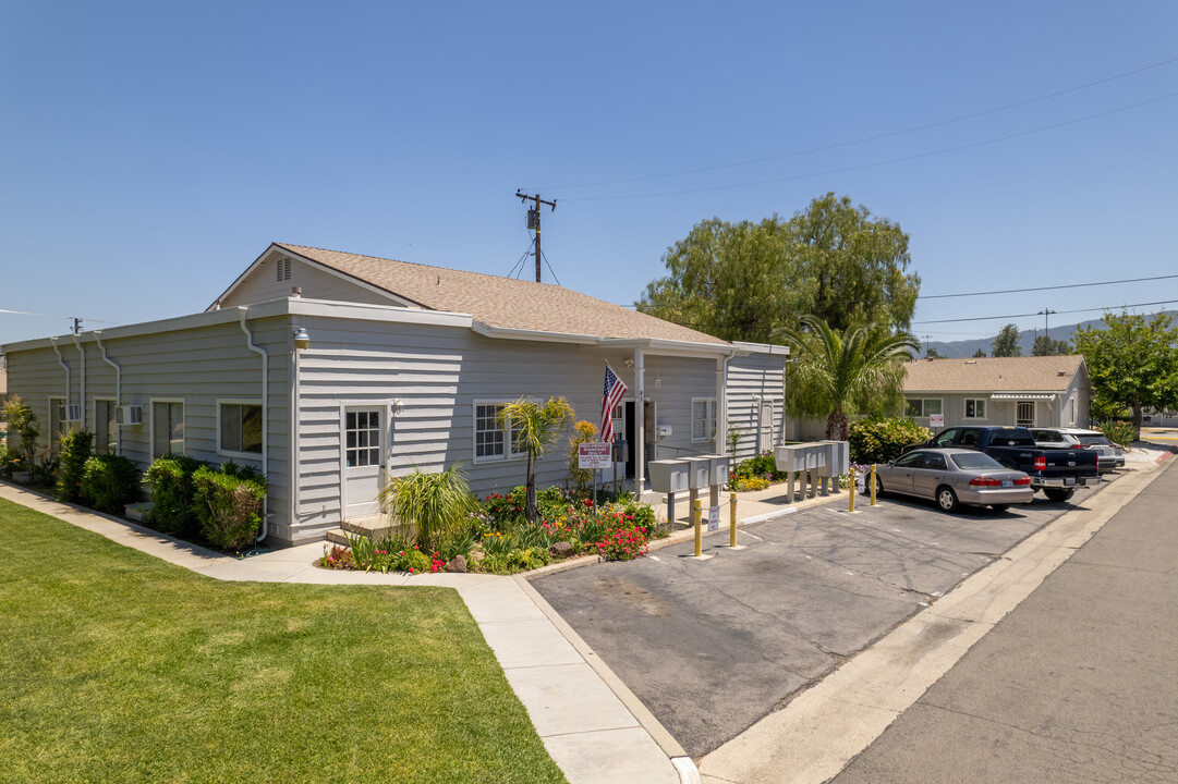 Lake Elsinore Village in Lake Elsinore, CA - Foto de edificio