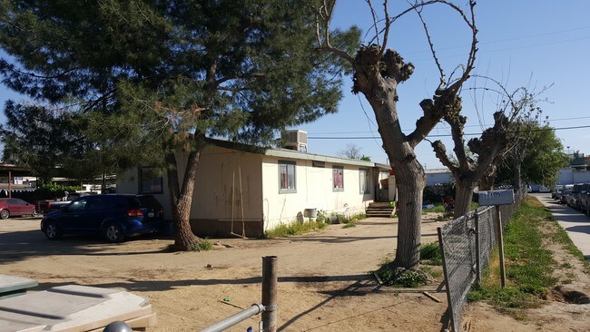 11017 Santa Ana St in Lamont, CA - Foto de edificio - Building Photo