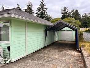 1950 Birch Ave in Reedsport, OR - Building Photo - Building Photo