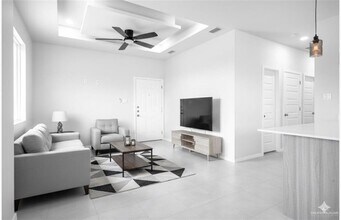 608 N Alexandrite Ave, Unit 4 in Edinburg, TX - Foto de edificio - Building Photo