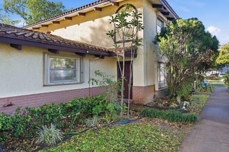 8811 NW 28th Dr, Unit 12 in Coral Springs, FL - Foto de edificio - Building Photo