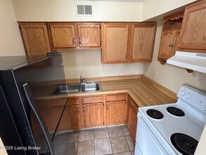 819 Colonial Park Dr in Jeffersonville, IN - Building Photo - Building Photo