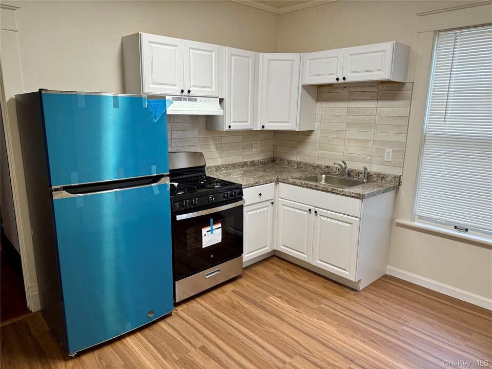 25 Dean Pl in Poughkeepsie, NY - Building Photo