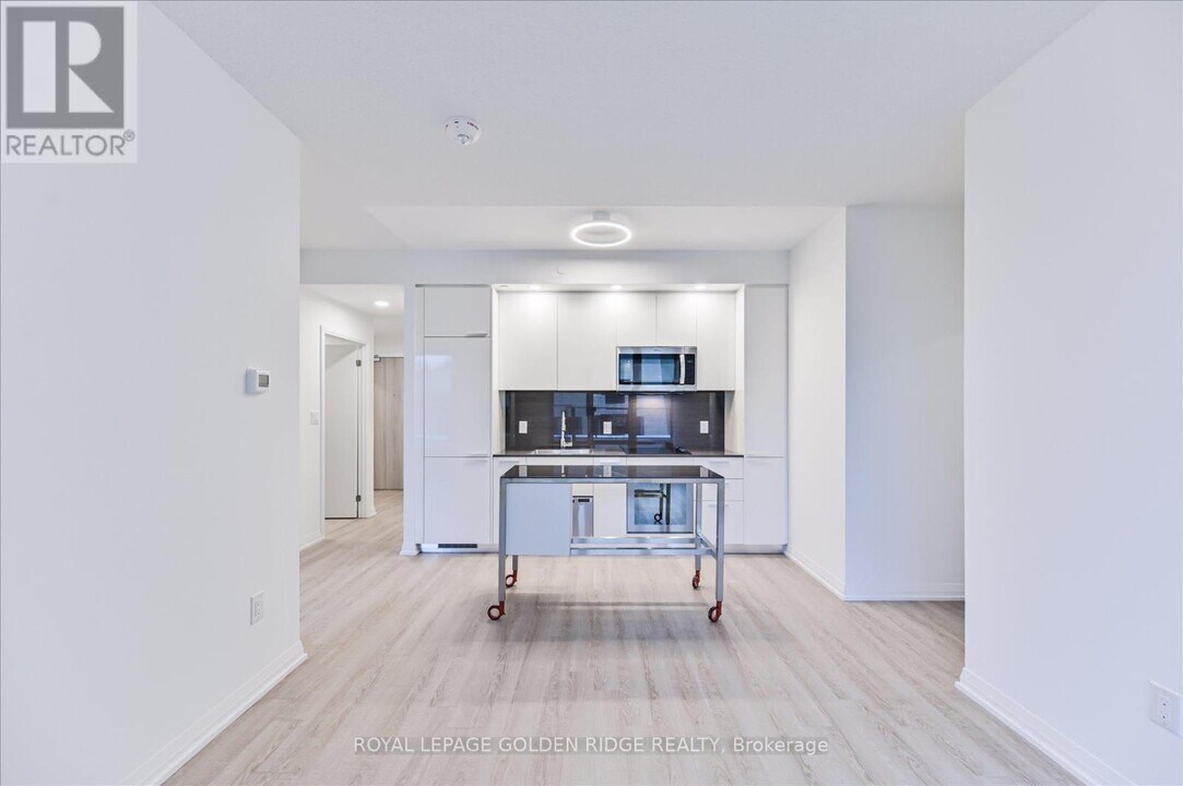 75-375 Canterbury Pl in Toronto, ON - Building Photo