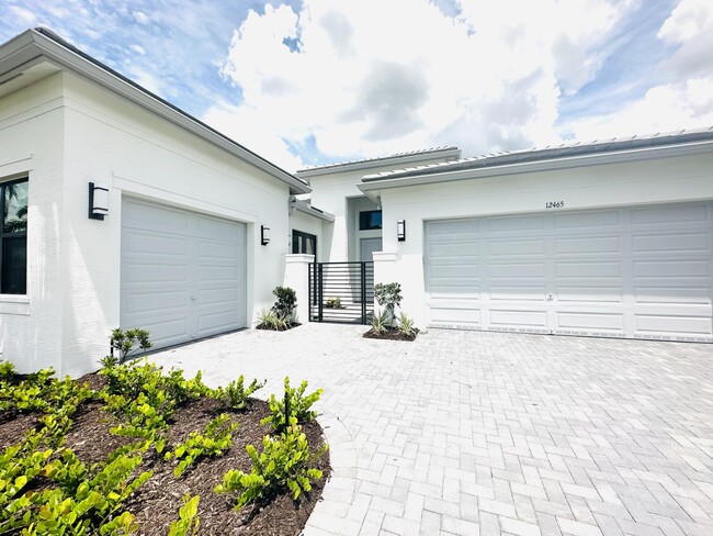 12465 SW Crystal Cv Dr in Port St. Lucie, FL - Foto de edificio - Building Photo