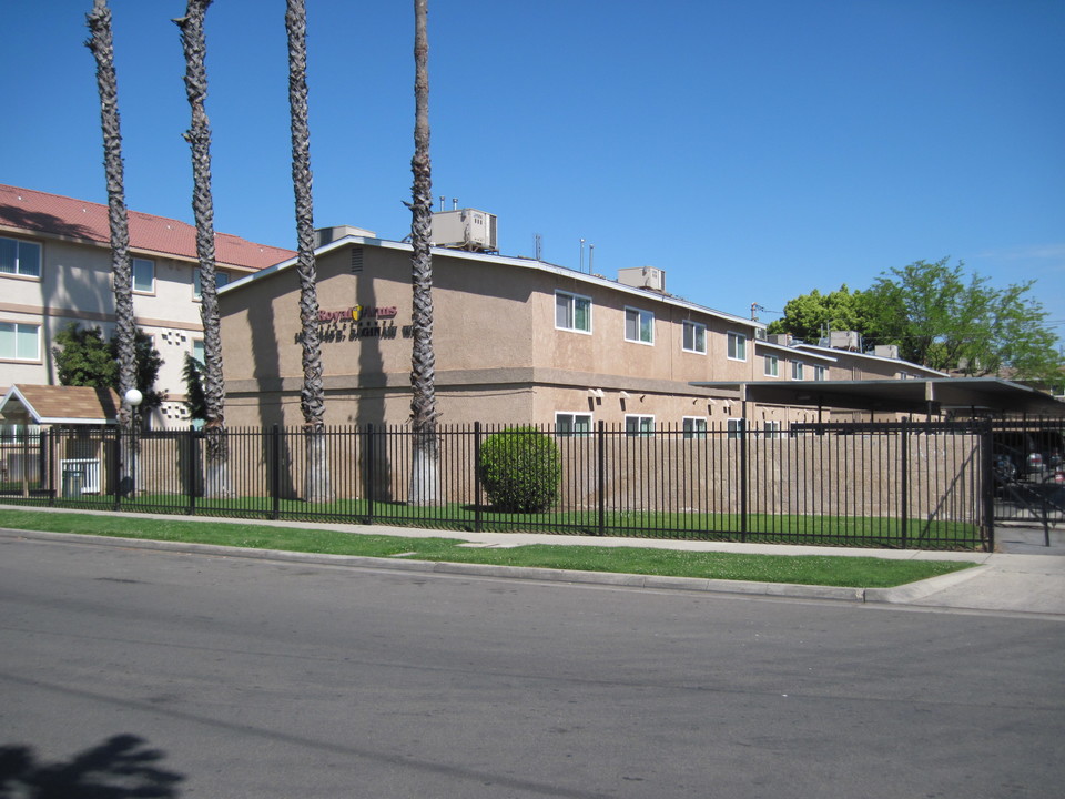 Royal Arms Apartments in Fresno, CA - Foto de edificio