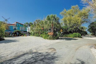 114 5th St in San Leon, TX - Building Photo