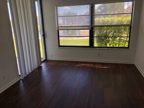 203 Lake Pointe Dr, Unit 108 in Oakland Park, FL - Foto de edificio - Building Photo