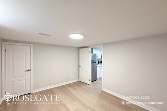 10 Hogan Dr in Toronto, ON - Building Photo - Building Photo