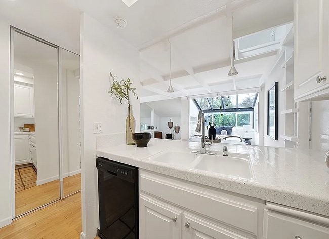 17082 Pacific Coast Hwy in Huntington Beach, CA - Building Photo - Building Photo