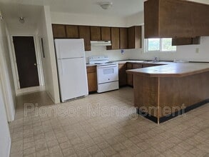 306 Sherry St in Winston, OR - Foto de edificio - Building Photo