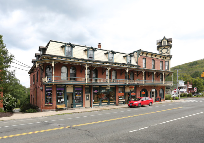 526 Main St in New Hartford, CT - Building Photo - Building Photo