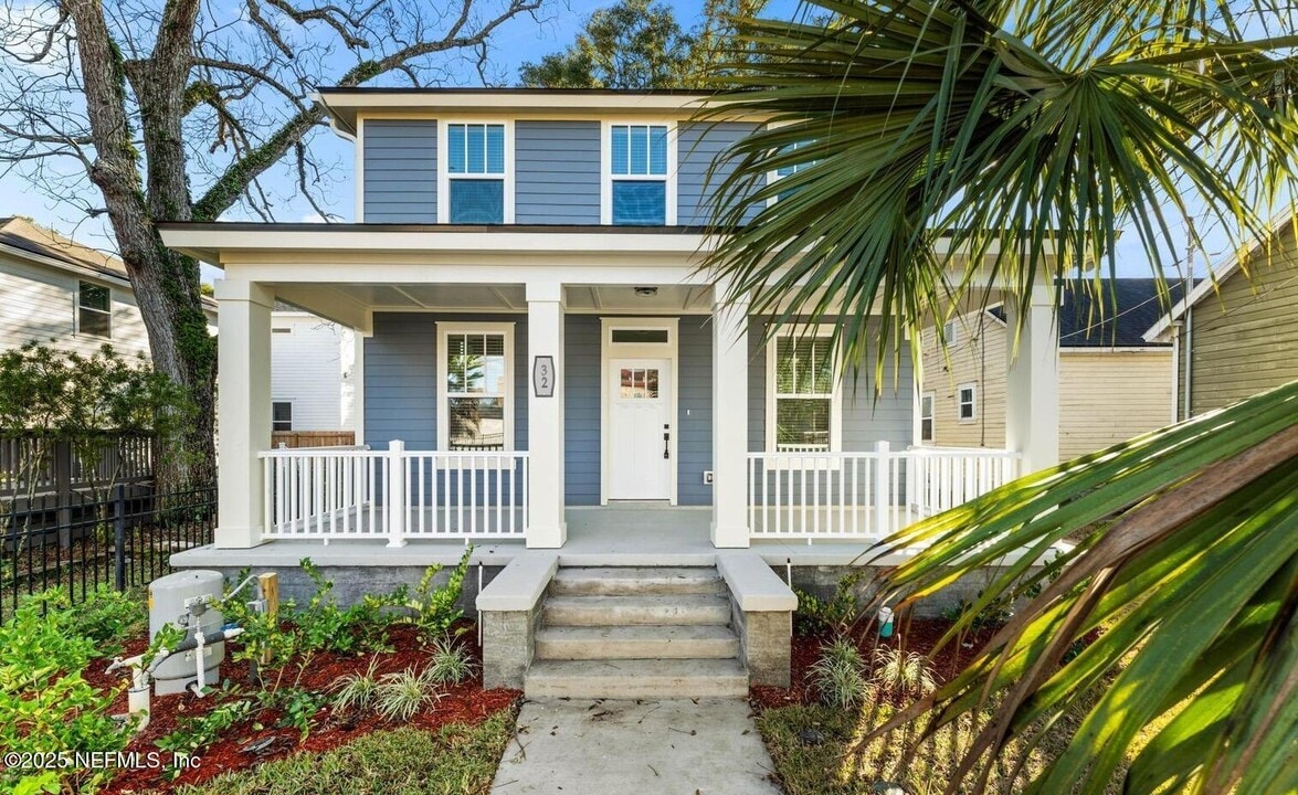 32 E 10th St in Jacksonville, FL - Building Photo