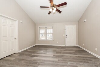 1585 Ridgemont Dr in La Vergne, TN - Foto de edificio - Building Photo