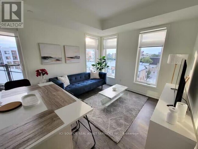 135 Canon Jackson Dr in Toronto, ON - Building Photo - Building Photo