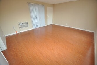 15049 Burbank Blvd, Unit 109 in Los Angeles, CA - Building Photo - Building Photo