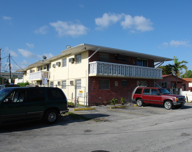 380 E 50th St in Hialeah, FL - Building Photo - Building Photo