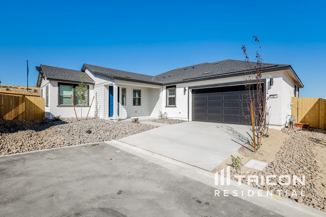 727 Fire Wheel Dr in Reno, NV - Building Photo