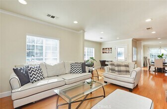 17827 Burbank Blvd in Los Angeles, CA - Building Photo - Building Photo