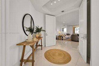 733 Crandon Blvd in Key Biscayne, FL - Foto de edificio - Building Photo