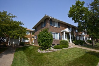 Brentwood Apartments in Hopkins, MN - Building Photo - Building Photo