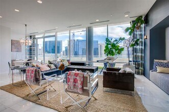 2408 Victory Park Ln in Dallas, TX - Building Photo - Building Photo