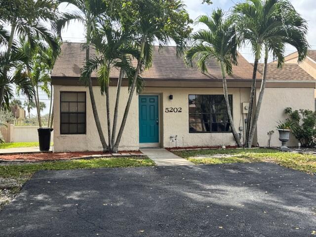 5202 Nutmeg Dr in Palm Beach Gardens, FL - Building Photo