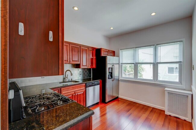 17 Newark Bay Ct in Bayonne, NJ - Building Photo - Building Photo