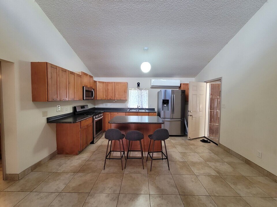 242 W Waiko Rd in Wailuku, HI - Building Photo