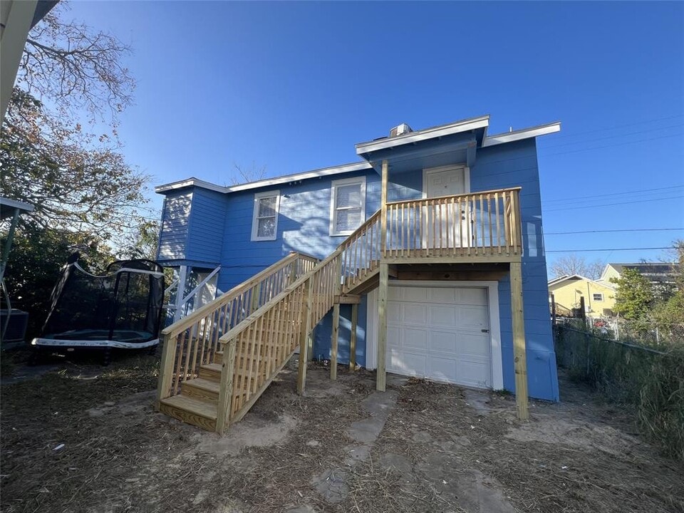 4020 Ursuline St-Unit -Rear in Galveston, TX - Building Photo