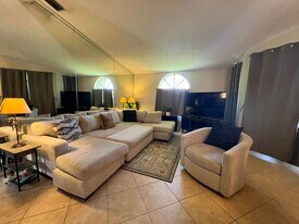 5258 Europa Dr in Boynton Beach, FL - Building Photo