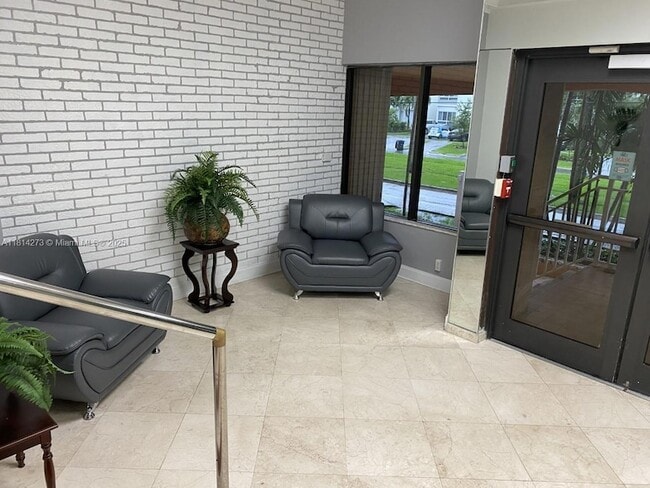 2450 NE 135th St, Unit 512 in North Miami, FL - Building Photo - Building Photo