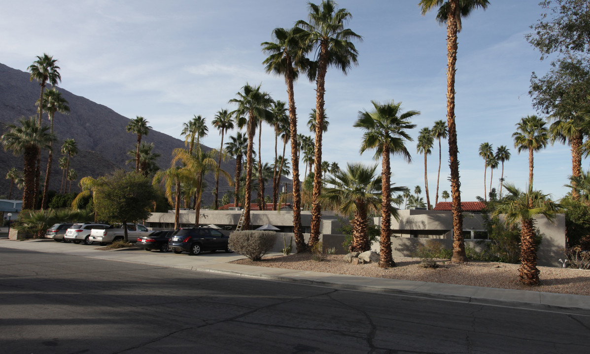 Casa Olancha in Palm Springs, CA - Building Photo