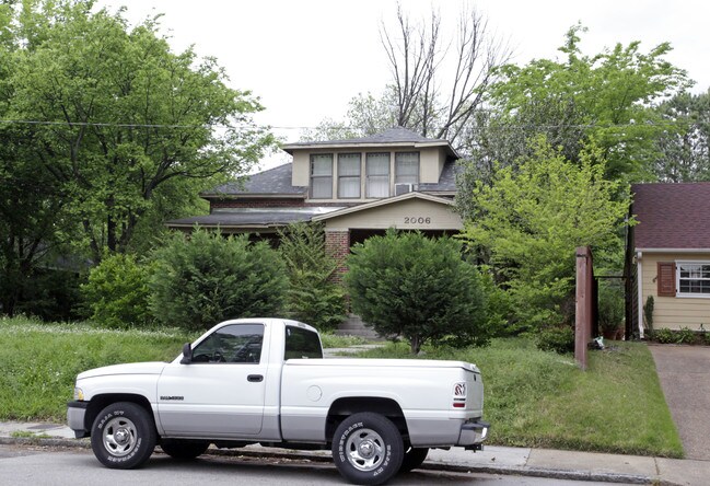 Young Fourplex in Memphis, TN - Foto de edificio - Building Photo