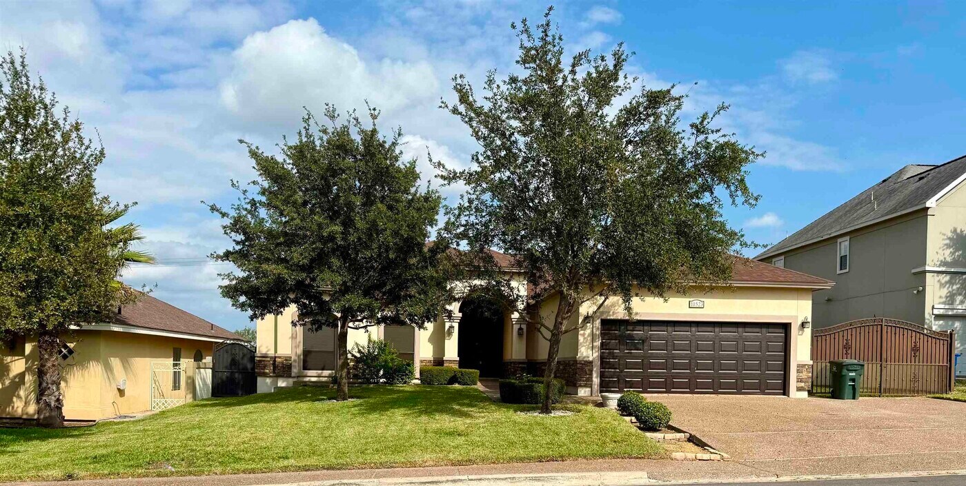 10523 Bear Creek in Laredo, TX - Building Photo