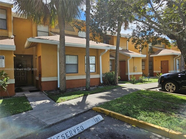 2511 NW 56th Ave in Lauderhill, FL - Building Photo - Building Photo