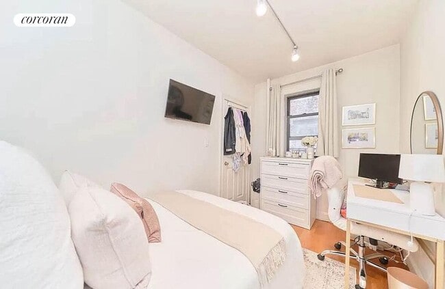 19 Commerce St in New York, NY - Building Photo - Building Photo