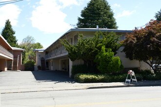 540 University Dr in Menlo Park, CA - Foto de edificio - Building Photo