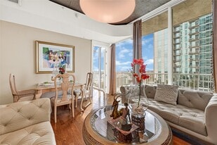 5925 Almeda Rd in Houston, TX - Building Photo