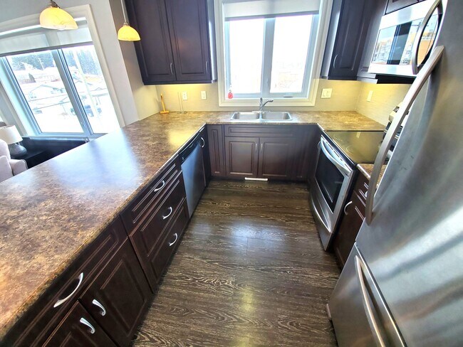 930 10 St in Cold Lake, AB - Building Photo - Building Photo