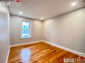 38 Shepard St, Unit 2 in Boston, MA - Foto de edificio - Building Photo