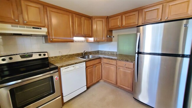 1050 Country Club Dr, Unit like new in Margate, FL - Foto de edificio - Building Photo