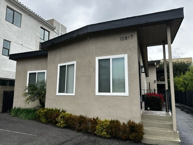 10817 Huston St in North Hollywood, CA - Building Photo