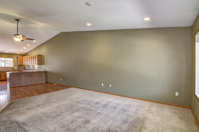 3904 London Rd in Eau Claire, WI - Foto de edificio - Building Photo