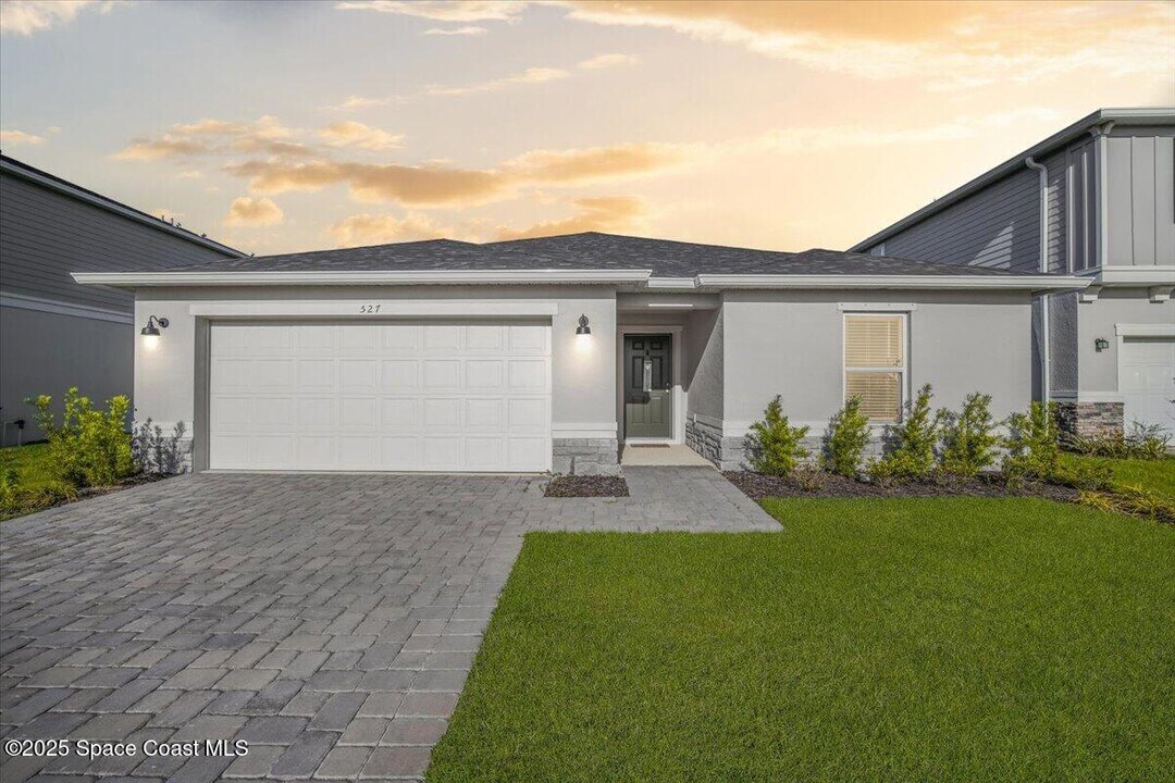 527 Glaspell Cir SE in Palm Bay, FL - Building Photo