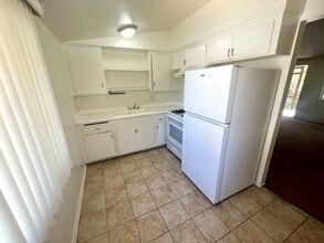 Conejo Park Apartments in Thousand Oaks, CA - Building Photo - Building Photo