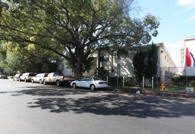 Chateau Langdon Apartments in Van Nuys, CA - Foto de edificio - Building Photo
