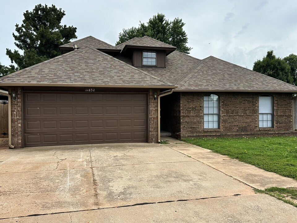 11832 SW 2nd St in Yukon, OK - Building Photo
